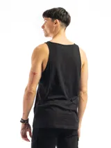 Musculosa lisa de color borgoña con cuello redondo y sisas amplias.