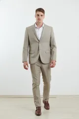 Traje de corte slim fit compuesto por saco de dos botones y pantalón de vestir a juego. Presenta una silueta moderna y entallada.