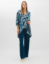 Conjunto de tres piezas compuesto por una musculosa de escote redondo, un saco largo abierto de mangas 3/4 y un pantalón palazzo de pierna ancha. La musculosa y el saco presentan un estampado abstracto de pinceladas en tonos azules con hilos metalizados, mientras que el pantalón es de color azul petróleo liso.