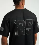 Remera deportiva negra de poliéster con cuello en V, mangas cortas y estampado frontal con el número 25 y el nombre del equipo NFL Giants en blanco.