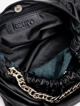 Cartera tipo hobo de cuero metalizado color bronce, con detalles fruncidos en la parte superior y asa de cadena metálica plateada.