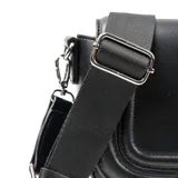 Bandolera negra de diseño redondeado con solapa frontal, confeccionada en cuero sintético. Presenta una correa de cinta ajustable con herrajes plateados y el logo de la marca estampado en la parte delantera.
