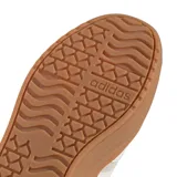 Championes Adidas modelo VL Court Bold con diseño de plataforma alta. Presentan una capellada de cuero en tono gris claro con las icónicas tres tiras laterales y detalles de marca en dorado. Cuentan con suela de goma color caramelo y cierre mediante cordones.