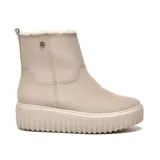 Bota corta color beige con interior de piel sintética, plataforma con suela dentada y detalle de logo metálico en el lateral.