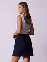 Falda con short interno de gabardina elastizada color blanco, marca Zac & Rachel. Presenta una pretina ancha elastizada y bolsillos frontales.