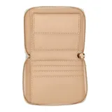 Billetera compacta Guess modelo Isola color beige, de diseño simil cuero con cierre perimetral de cremallera y herrajes metálicos dorados. Presenta el logotipo de la marca y el año de fundación en letras doradas en la parte frontal.