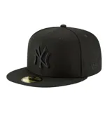 Gorra New Era modelo 59Fifty de los New York Yankees, color negro con visera plana y el logo bordado en relieve en el frente.