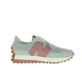 Championes New Balance modelo 327, color verde menta con detalles en rosado y suela de goma marrón.
