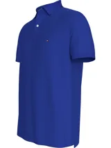 Chomba azul de Tommy Hilfiger, modelo 1985, de corte regular, con cuello tipo chomba, cartera de dos botones, mangas cortas y logo bordado en el pecho.