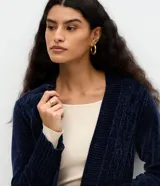 Cardigan alargado Marfinno de punto texturizado color marfil, con diseño abierto, mangas largas y puños canelados.