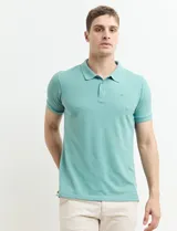 Remera polo azul marino de manga corta, con cuello y tapeta de dos botones. Presenta aberturas laterales en el dobladillo.