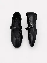 Zapato flat tipo Mary Jane de ecocuero negro, con puntera cuadrada, suela baja y tira en el empeine con hebilla metálica.