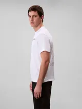 Remera de algodón regenerativo Calvin Klein de color blanco, con cuello redondo, mangas cortas, corte regular y el logo de la marca en gráfico 3D en el pecho.