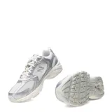 Championes urbanos New Balance modelo 530, con diseño retro de running. Presentan una combinación de malla blanca y detalles en cuero sintético metalizado plateado. Incluyen entresuela con tecnología ABZORB para mayor amortiguación.