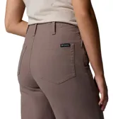 Pantalón de pierna ancha estilo chino, color marrón, con cintura alta, bolsillos inclinados y bolsillo de seguridad con cremallera.