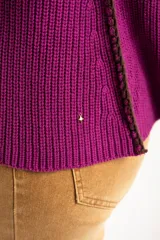 Sweater de punto de algodón con diseño oversize, cuello redondo y mangas largas. Presenta un detalle de costura lateral en color contrastante.