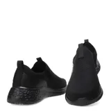 Championes Umbro tipo slip-on de color negro, confeccionados en tejido de punto transpirable. Presentan un diseño sin cordones con logo de la marca aplicado en el lateral y una suela de goma con relieve texturizado en la parte trasera.