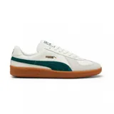 Championes Puma modelo Army Trainer, de diseño retro en color blanco con detalles en verde oscuro y suela de goma color caramelo. Presenta refuerzos de gamuza en la puntera y el logo de la marca en dorado en el lateral.