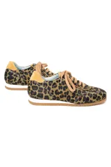 Zapatillas de estilo running con estampado animal print de leopardo. Presentan detalles en color ocre en la lengüeta, cordones, collarín y talón. Cuentan con una suela de goma dentada, entresuela blanca y una cuña interna oculta para mayor comodidad.