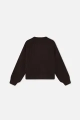 Suéter de punto acanalado color marrón, con cuello redondo, mangas largas y corte relajado. Presenta un bordado frontal en color blanco con el logo de la marca y texto descriptivo.