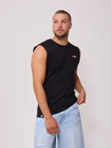 Musculosa negra de corte holgado con logo estampado en el pecho.