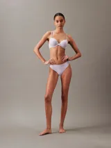 Bombacha tipo colaless de microfibra con diseño sin costuras y bordes cortados a láser. Presenta talle medio y logo de la marca estampado en la cadera.