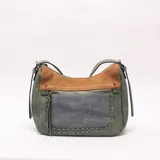 Bandolera tricolor de cuero sintético en tonos verde militar, marrón tostado y gris, con bolsillo frontal con cierre, detalles de tachas metálicas y correa ajustable.