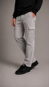 Pantalón cargo de gabardina en color gris claro, con corte recto y bolsillos laterales tipo cargo con solapa.