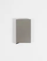 Tarjetero rígido de aluminio en color gris plateado con mecanismo de extracción inferior, diseñado con bloqueo RFID.