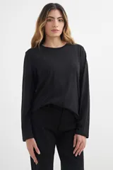 Remera de manga larga con cuello redondo, confeccionada en algodón, de corte clásico y ajuste cómodo.