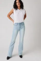 Pantalón de jean celeste de tiro alto y corte acampanado.