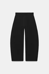 Pantalón de tiro medio, corte balloon con pierna ancha y cintura elástica.
