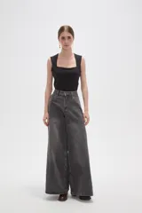 Body de poliamida color blanco, con cuello cuadrado y breteles anchos. Diseño ajustado al cuerpo con cierre de broches en la parte inferior.
