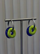 Aros tipo argolla de plata 925 con dijes circulares de vidrio en colores azul y verde lima.