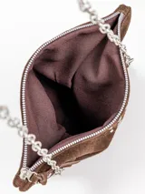 Bandolera de cuero gamuzado marrón, con diseño de tachas metálicas plateadas, cierre superior y correa de cadena plateada.