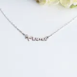 Collar de plata 925 con dije de nombre en cursiva que dice 'Mamá', sujeto a una cadena de eslabones finos.