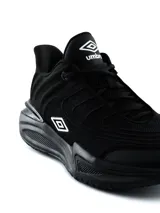 Championes deportivos Umbro para hombre, color gris con detalles en azul y suela blanca y azul.