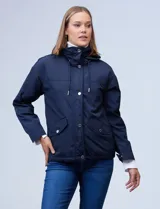 Campera azul marino liviana marca Michael Kors, con capucha escondida en el cuello, cierre oculto con botones a presión, bolsillos delanteros y avíos metálicos dorados con logo.