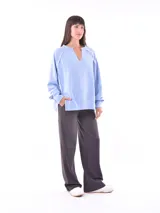 Buzo celeste de corte holgado con escote en V y mangas largas.