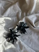 Aros hechos a mano en porcelana color borgoña con forma de flor.