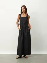 Mono negro con escote cuadrado, sin mangas, corte holgado y cintura elastizada.