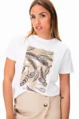 Remera blanca de mangas cortas con estampado de plumas en tonos beige y marrón.