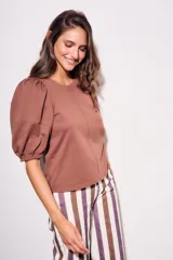 Remera color ladrillo de algodón peinado, de corte ajustado, con cuello redondo y mangas globo 3/4.