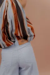 Pantalon de silueta amplia y tiro medio, de color celeste, con bolsillos laterales y traseros, ideal para los dias de verano.
