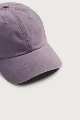 Gorra de seis paneles confeccionada en tejido de algodón con efecto suavemente lavado y visera curva, cuenta con ajuste en la parte posterior.