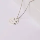 Collar de plata 925 con dije compuesto por tres aros concéntricos de diferentes tamaños y cadena de eslabones tipo veneciana.