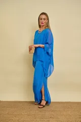 Blusa verde manzana de corte holgado y asimétrico, con mangas murciélago midi y escote redondo.
