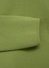 Jersey de punto fino con cuello perkins y manga larga, de diseño recto y corte clásico.