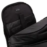 Mochila urbana de diseño minimalista en color negro, confeccionada en material repelente al agua. Cuenta con compartimento principal con cierre, bolsillo frontal con organizadores internos, compartimento acolchado para laptop de hasta 16 pulgadas y correas de ajuste frontal.