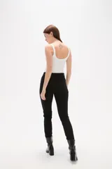 Pantalon jean de corte recto y tiro alto, color negro, con bolsillos laterales y traseros.